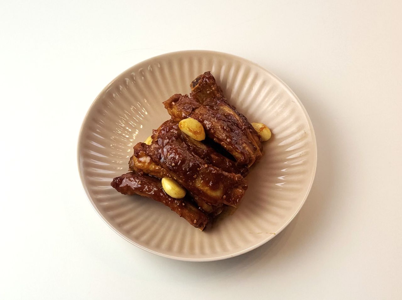 고추장과 케첩을 활용해 매콤하면서도 달콤한 맛을 살린 고추장 등갈비 조림. 사진 이정웅