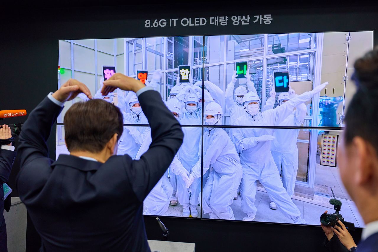 이재명 대통령이 2일 충남 아산 삼성디스플레이에서 열린 충청권 첨단산업 발전 국민보고회에 앞서 화상을 통해 생산라인 엔지니어들을 격려하고 있다. 이 대통령은 이날 축사에서 “이재용 회장님의 결단이 대한민국 첨단산업의 새로운 도약을 선도할 것이라고 확신한다”고 말했다. [사진 청와대]