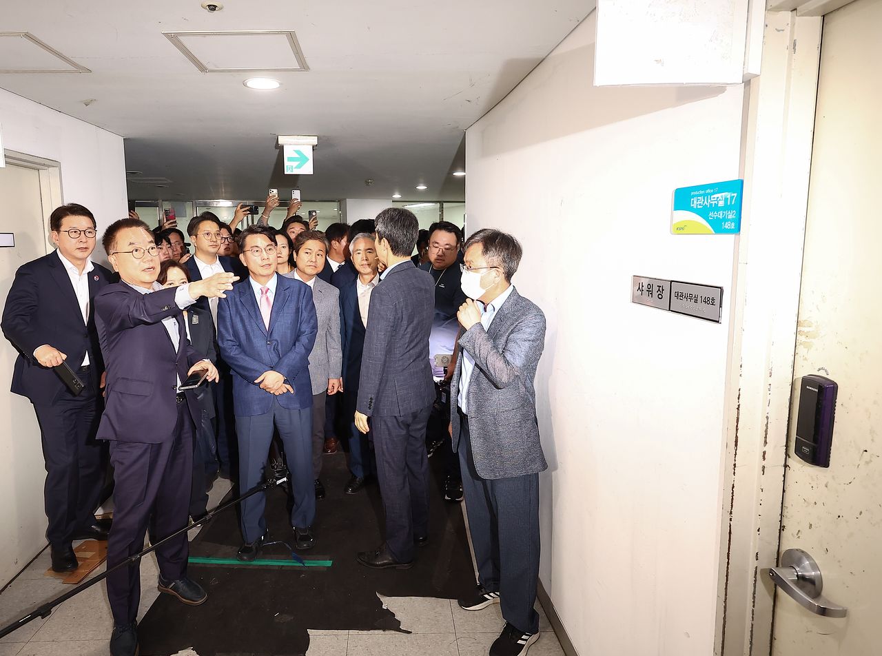 투표용지 부족 사태를 조사 중인 윤상현 국회 국정조사특별위원회 위원장을 비롯한 위원들이 2일 서울 송파구 올림픽공원 내 개표소 내부를 둘러보고 있다. 국회사진기자단