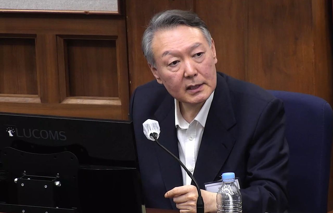 지난해 12월 29일 윤석열 전 대통령이 서울중앙지법에서 열린 내란 우두머리 혐의 속행 공판에 출석해 발언하고 있다. 사진 서울중앙지법 