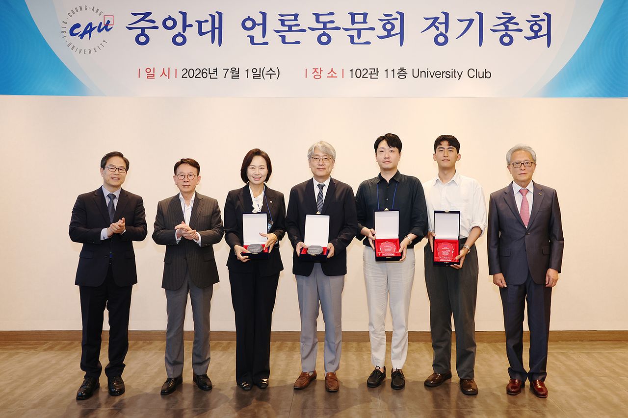 왼쪽부터 노효동 신임 중언회장, 민병철 중언회 후원회장, 백선희 조국혁신당 국회의원, 이종훈 동아B&M 대표, 백준무 세계일보 기자, 임재혁 동아일보 기자, 박세현 중앙대 총장.