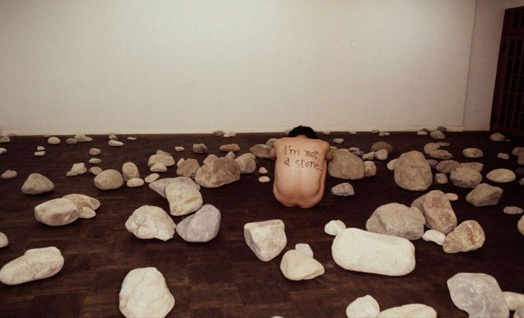 박현기, ‘무제’. 1983년 대구 수화랑 개인전 퍼포먼스 장면. [사진 국립현대미술관] 