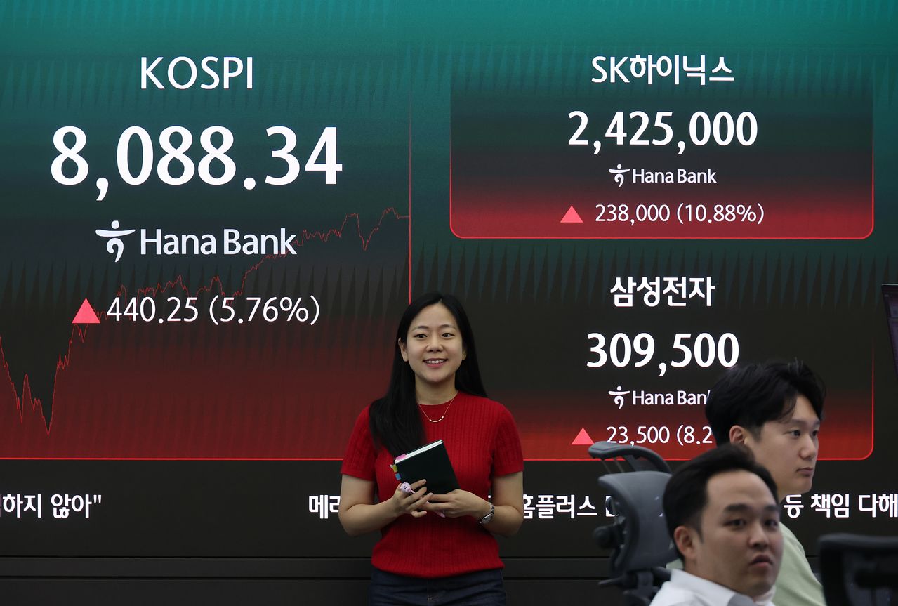 코스피가 8000선을 회복한 3일 서울 중구 하나은행 딜링룸 현황판에 코스피 및 SK하이닉스, 삼성전자 종가가 표시돼있다.   이날 코스피는 전장보다 440.25포인트(5.76%) 오른 8,088.34, 코스닥지수도 전장보다 1.69포인트(0.19%) 상승한 868.41에 장을 마쳤다. 연합뉴스