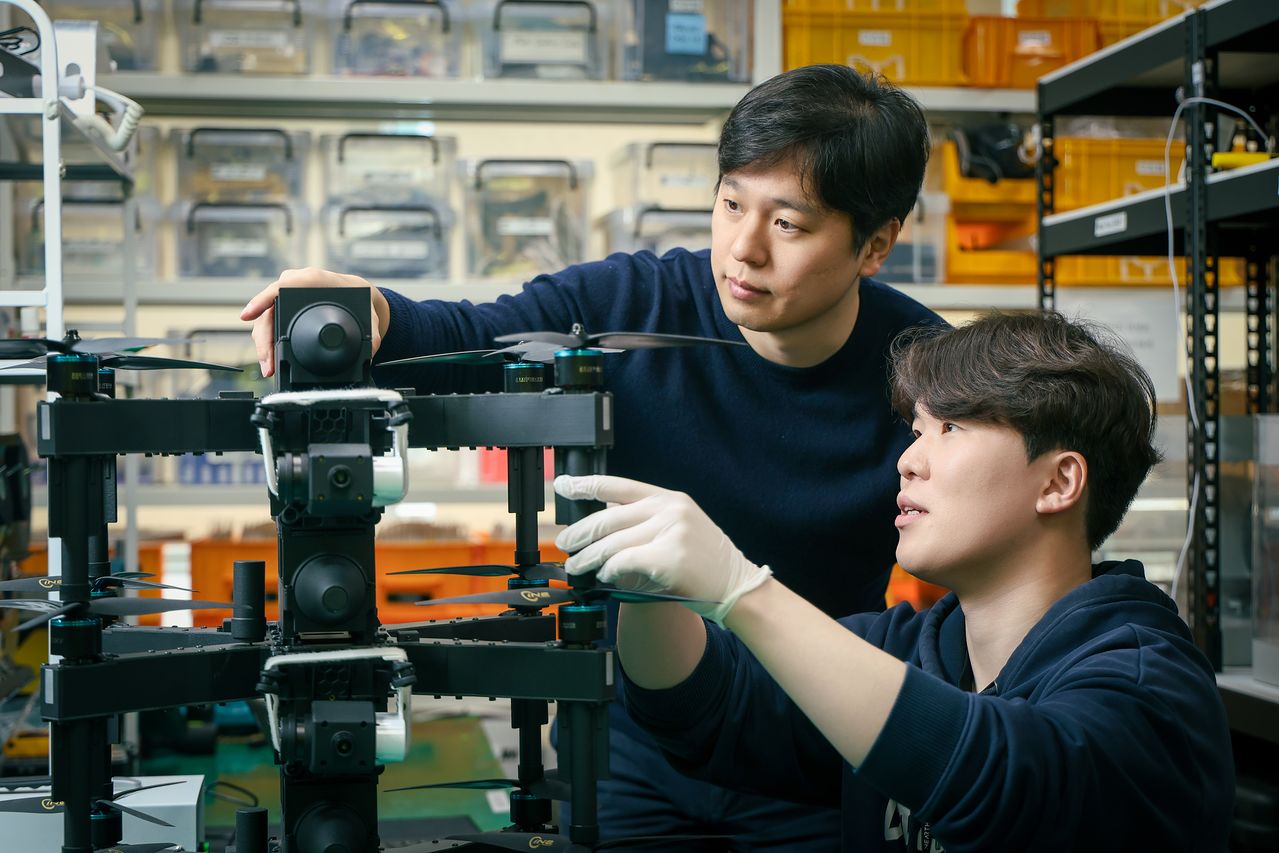 드론 스타트업 니어스랩의 최재혁 대표(왼쪽)가 군용 자폭드론을 살펴보고 있다. 사진 니어스랩