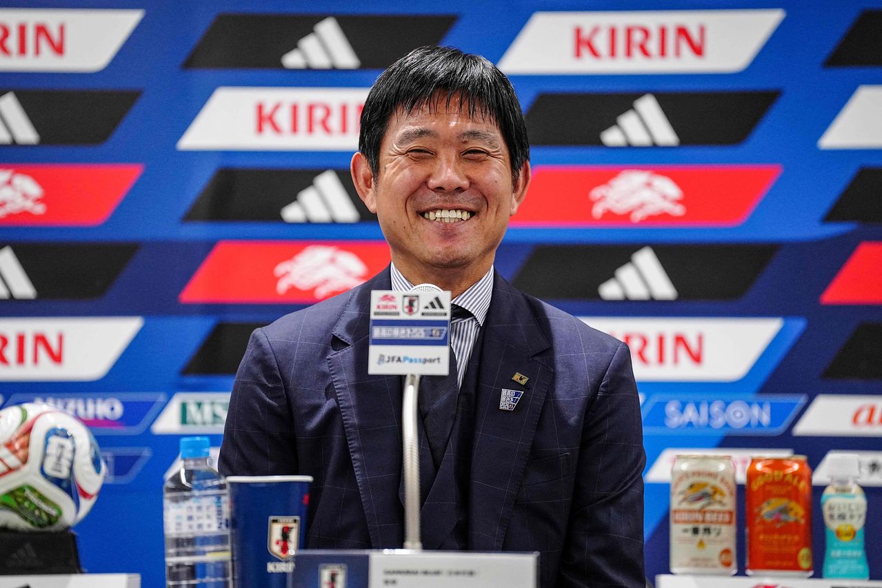 모리야스 하지메 일본 축구 대표팀 감독이 2일 귀국 후 기자회견에서 답변하며 환하게 웃고 있다. AFP=연합뉴스 