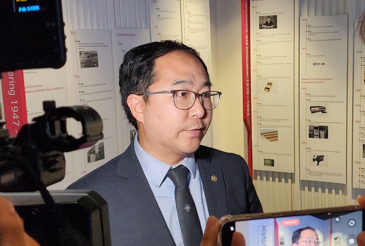 한국계 앤디 김 미국 연방 상원의원이 지난달 23일(현지시간) 워싱턴 DC에서 미주한인유권자연대(KAGC)가 주최한 ‘미주 한인의 날’ 행사 도중 중앙일보를 비롯한 일부 한국 언론과 인터뷰하고 있다. 워싱턴=강태화 특파원