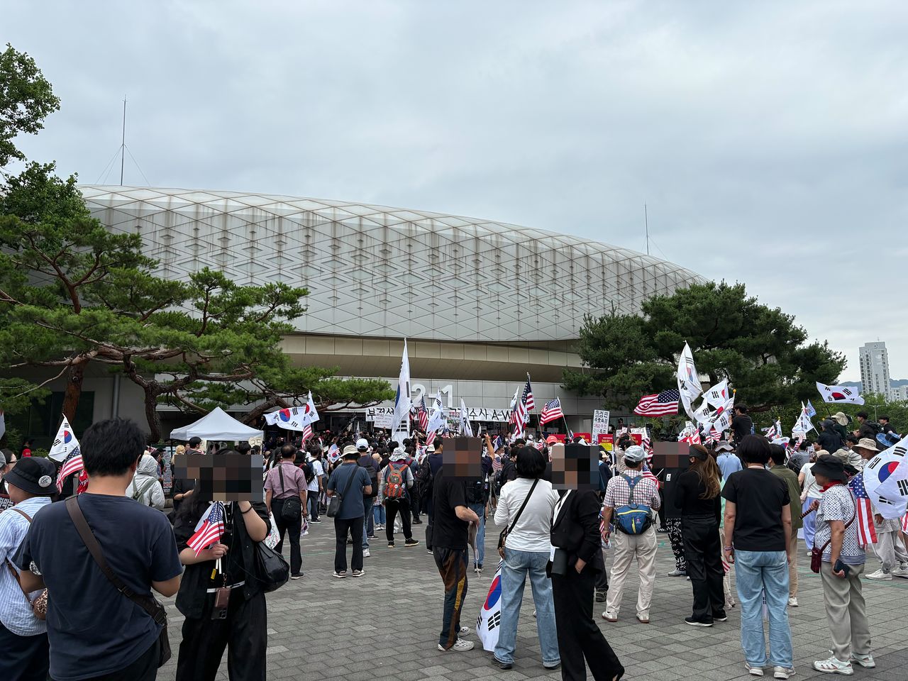 2일 오전 11시 서울 송파구 잠실 올림픽공원 핸드볼경기장 2-1 게이트 앞에 모인 시위대 200여명이 구호를 외치고 있다. 김예정 기자