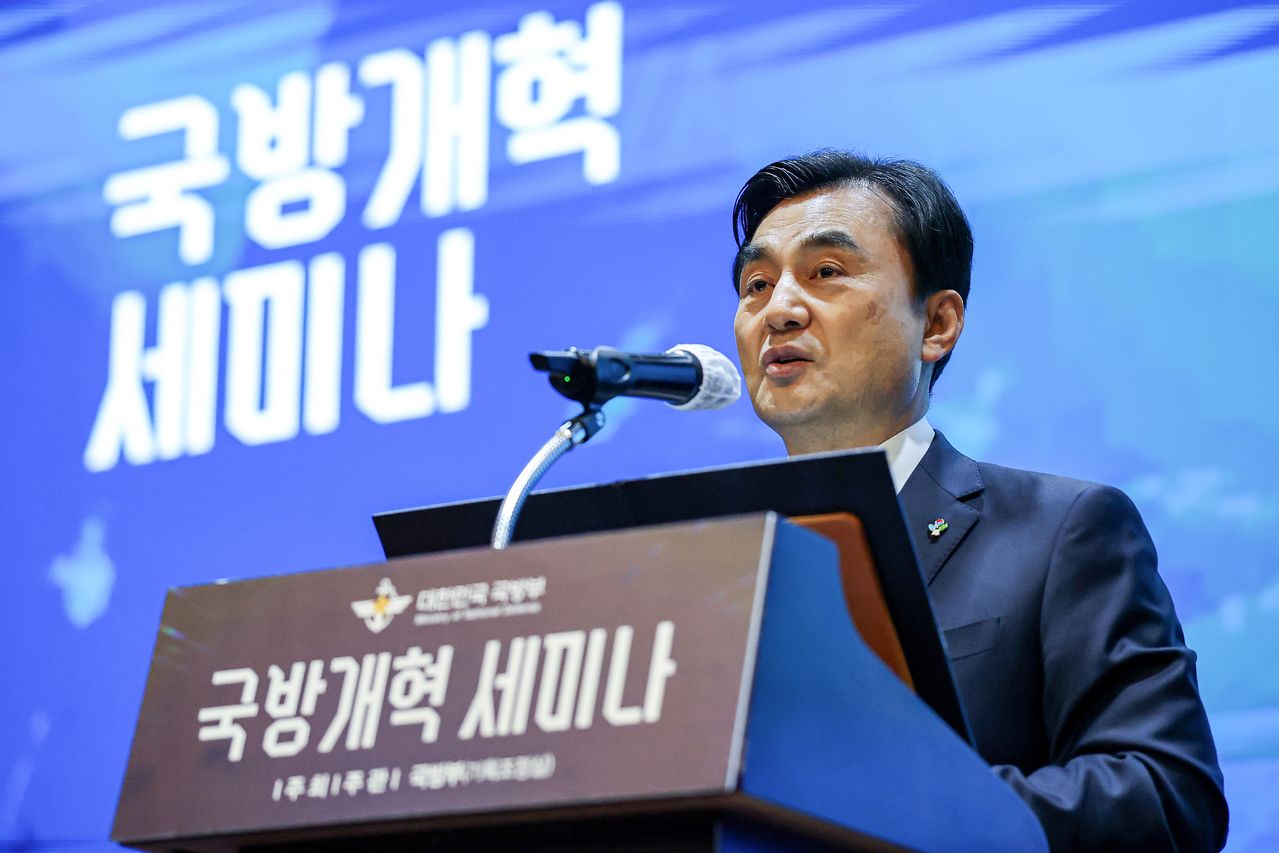 안규백 국방부 장관이 지난달 9일 서울 용산구 전쟁기념관에서 열린 국방개혁 세미나에서 개회사를 하고 있다. 국방부
