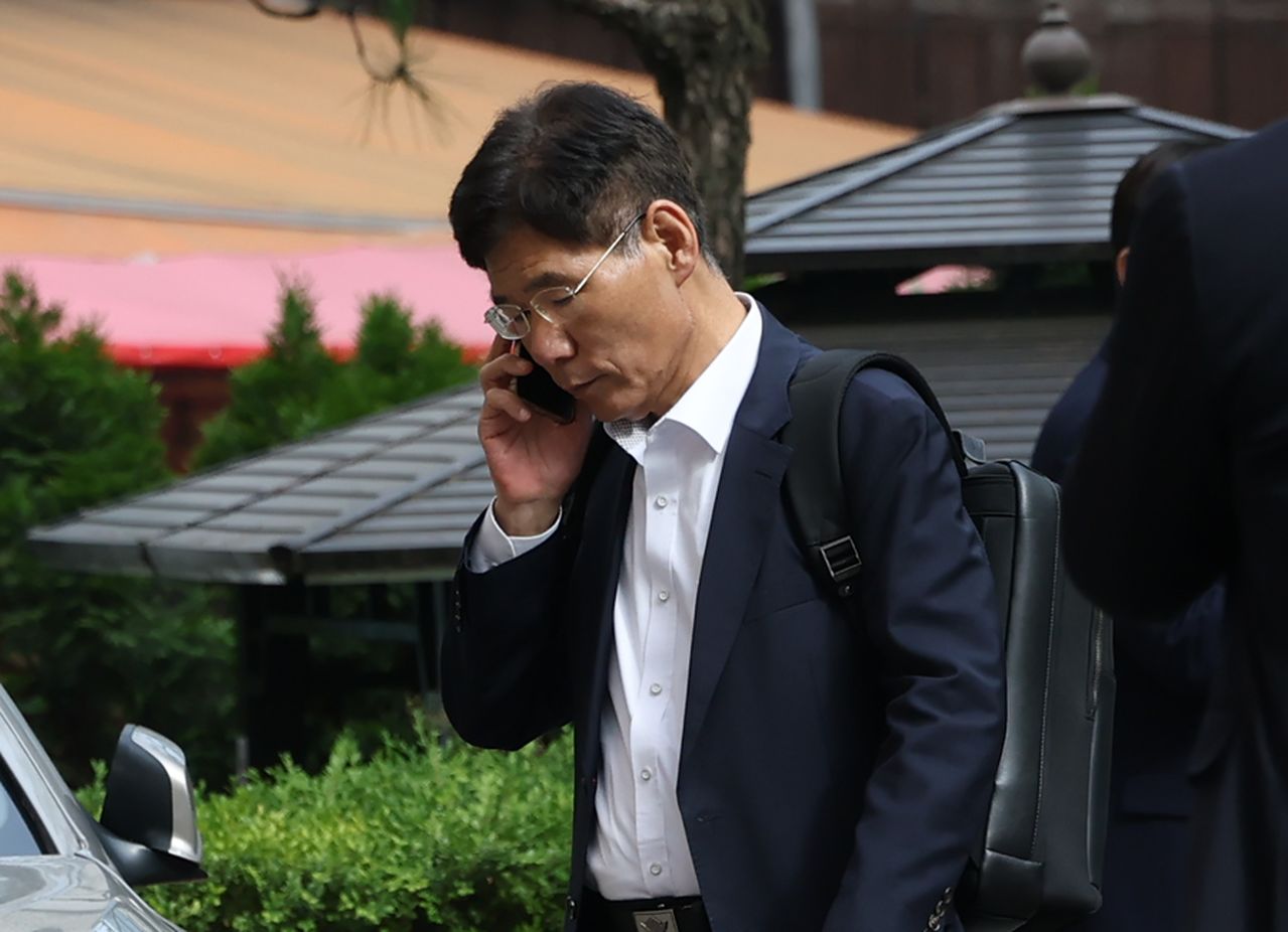 해양경찰청을 내란에 가담시키려 한 혐의를 받는 안성식 전 해경 기획조정관이 지난달 1일 피의자 조사를 받기 위해 2차 종합특검팀(특별검사 권창영)에 출석하고 있다. 연합뉴스