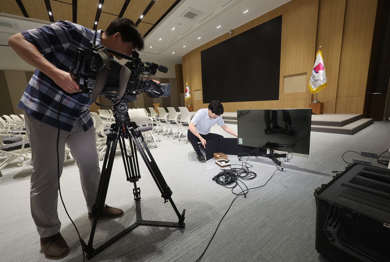 2일 부산시청 직원들이 1층 대회의실에서 확대간부회의 등 생중계를 위해 카메라와 모니터 등을 테스트 하고 있다. 민선 9기 출범을 계기로 지방 정부에서도 주요 회의 및 업무보고 실시간 생중계를 시도하는 사례가 늘고 있다. 송봉근 객원기자