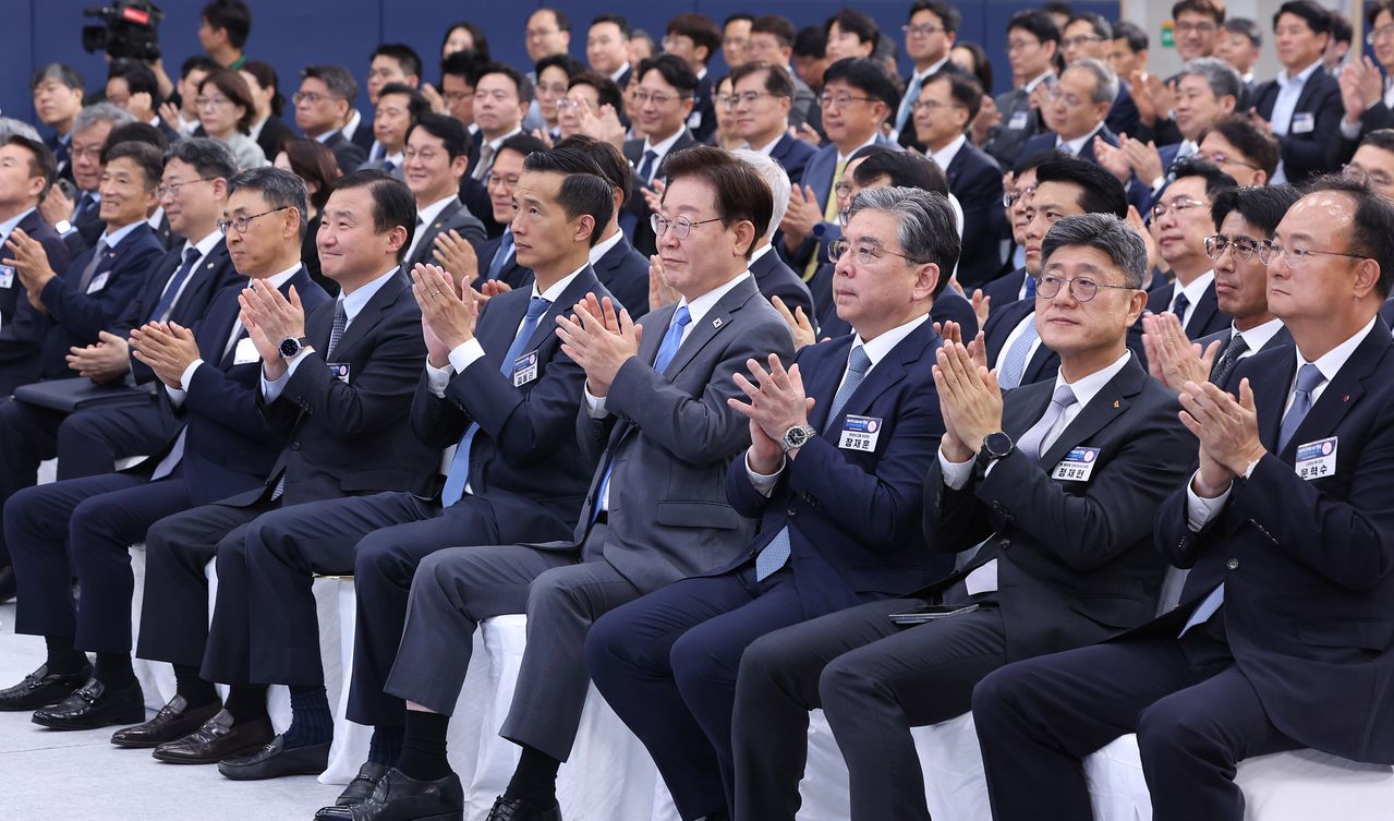 이재명 대통령이 3일 경남 진주시에서 열린 영남권 첨단산업 발전비전 국민보고회에서 박수치고 있다. 뉴스1