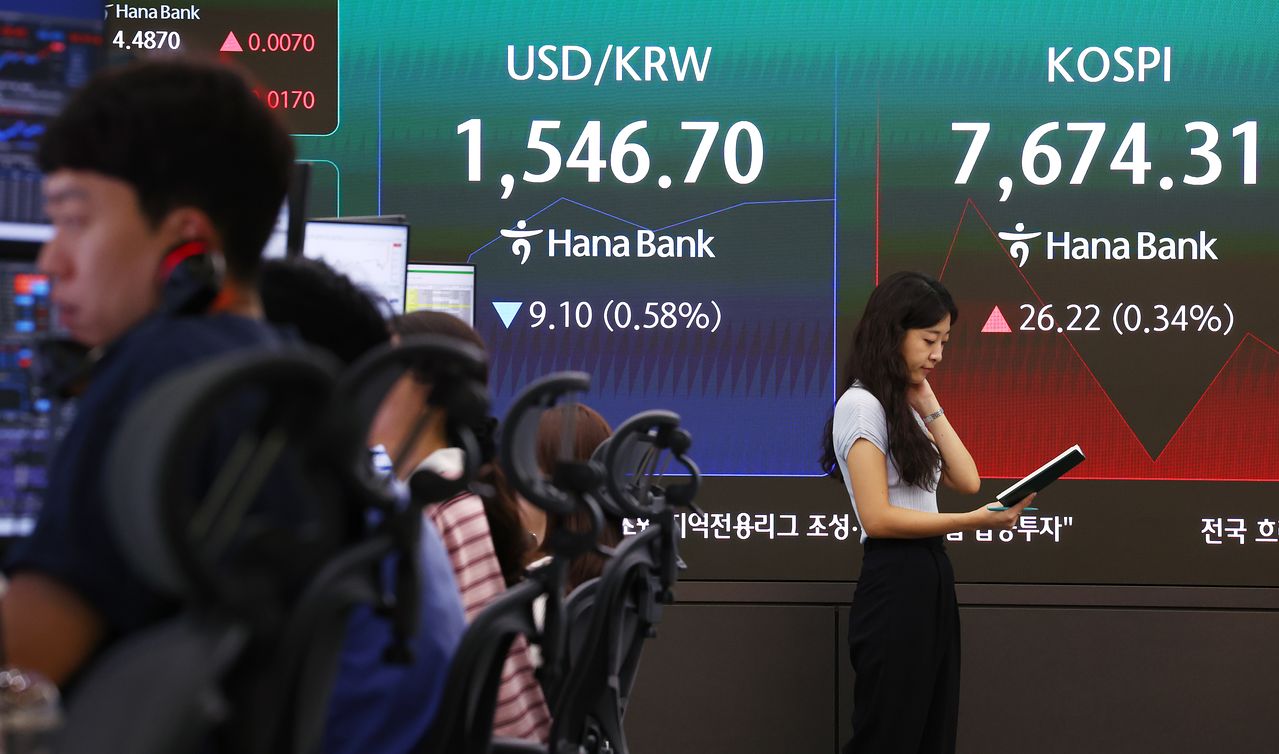 3일 서울 중구 하나은행 딜링룸 현황판에 코스피 등이 표시되고 있다. 연합뉴스
