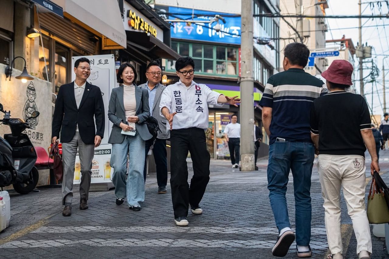 지난 5월 부산 북갑에 출마한 한동훈 후보가 시민들에게 인사를 하고 있다. 뒤에는 국민의힘 소속 배현진·고동진·박정훈 의원. 한동훈 의원 페이스북 