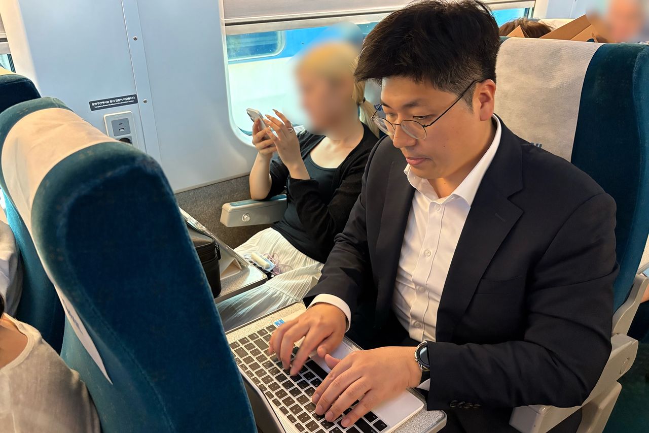 지난 1일 김대준 한국투자증권 수석연구원이 고객 대상 세미나를 위해 서울에서 부산으로 향하는 KTX 열차 안에서 보고서를 작성하고 있다. 그는 이동 중에도 수시로 시세창을 확인했다. 장서윤 기자