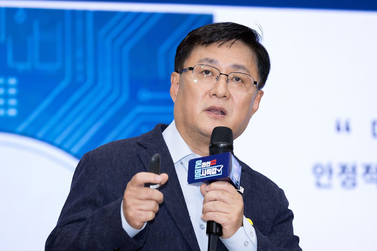 김성환 기후에너지환경부 장관이 2일 경기도 과천시 소재 국가공무원인재개발원 과천분원에서 ‘재생에너지 중심 에너지 대전환' 주제 강연을 하고 있다. 뉴시스
