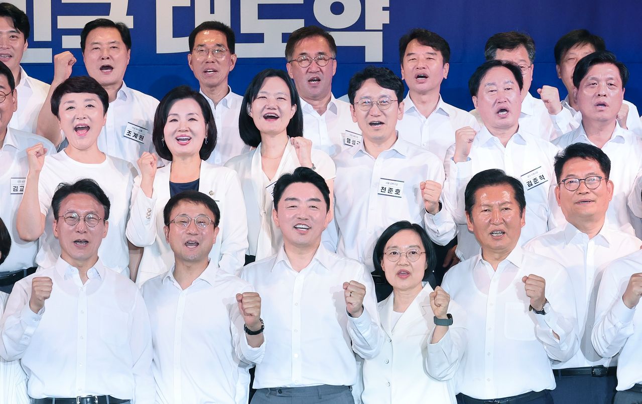 더불어민주당 한병도 대표 직무대행과 참석자들이 3일 서울 용산구 한 호텔에서 열린 제22대 후반기 국회 대비 국회의원 워크숍에서 기념촬영을 하고 있다. 앞줄 왼쪽부터 김민석 전 총리, 한 대표 빅무대행, 강훈식 대통령 비서실장, 한성숙 국무총리, 정청래 전 대표, 송영길 의원. 임현동 기자