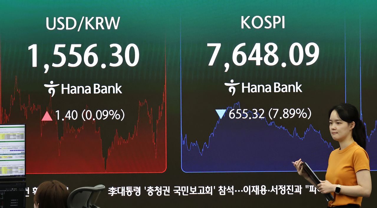 2일 코스피가 전날보다 7.89% 내린 7648.09로 마감했다. 이날 오후 서울 하나은행 딜링룸에 원-달러 환율과 코스피지수가 표시돼 있다. [연합뉴스]