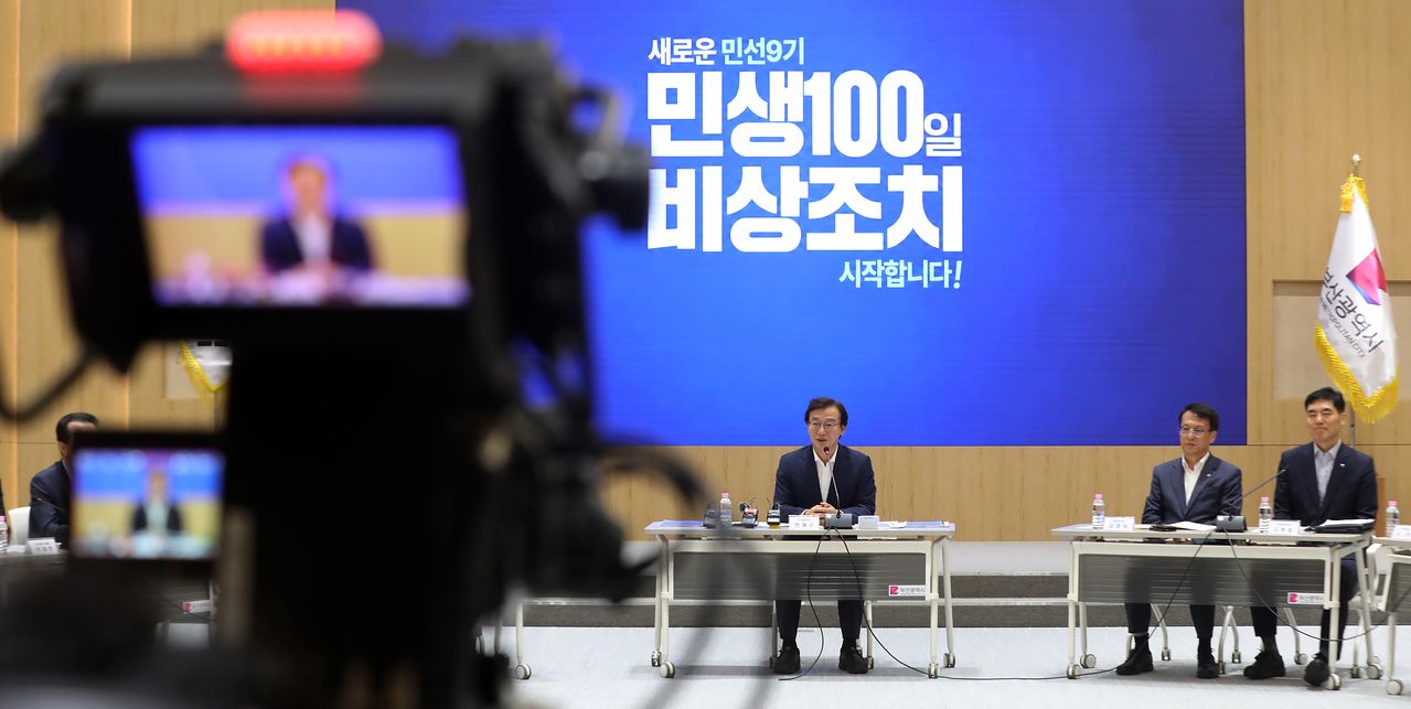 전재수 부산시장이 지난 1일 부산 연제구 부산시청 대회의실에서 열린 '부산 민생 100일 비상조치 대책회의'에서 발언하고 있다. 전 시장 지시로 취임 후 시장이 참석하는 주요 회의는 생중계로 진행된다. 사진 뉴스1