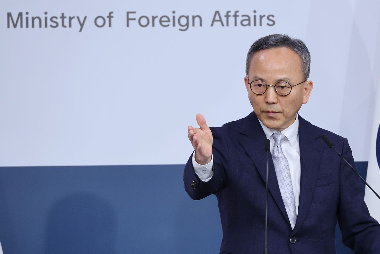 박일 외교부 대변인이 2일 서울 종로구 정부서울청사 외교부에서 열린 정례브리핑에서 질문받고 있다.   박 대변인은 이날 브리핑에서 "미 하원 법사위의 한국의 미국기업에 대한 차별보고서는 쿠팡 측의 주장만을 일방적으로 반영하고 있다는 점에 대해서 유감을 표한다"고 밝혔다. 연합뉴스