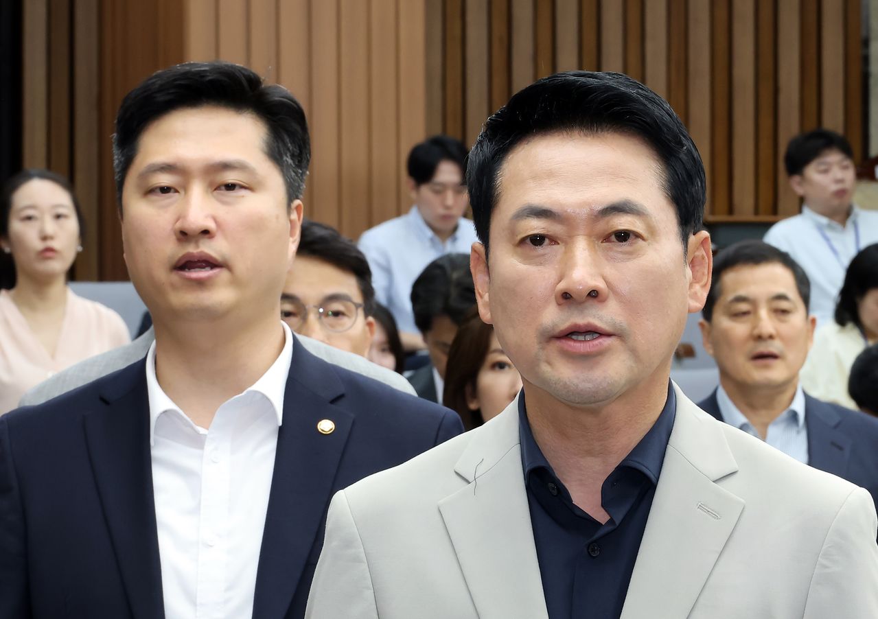 국민의힘 장동혁 대표가 6월 30일 국회에서 열린 부정ㆍ무능 선관위 해체 수준의 쇄신 및 재선거 촉구를 위한 6ㆍ3 참정권 박탈 사태 청년ㆍ대학생 시국 대토론회에서 애국가를 부르고 있다. 왼쪽은 우재준 청년 최고위원. 연합뉴스