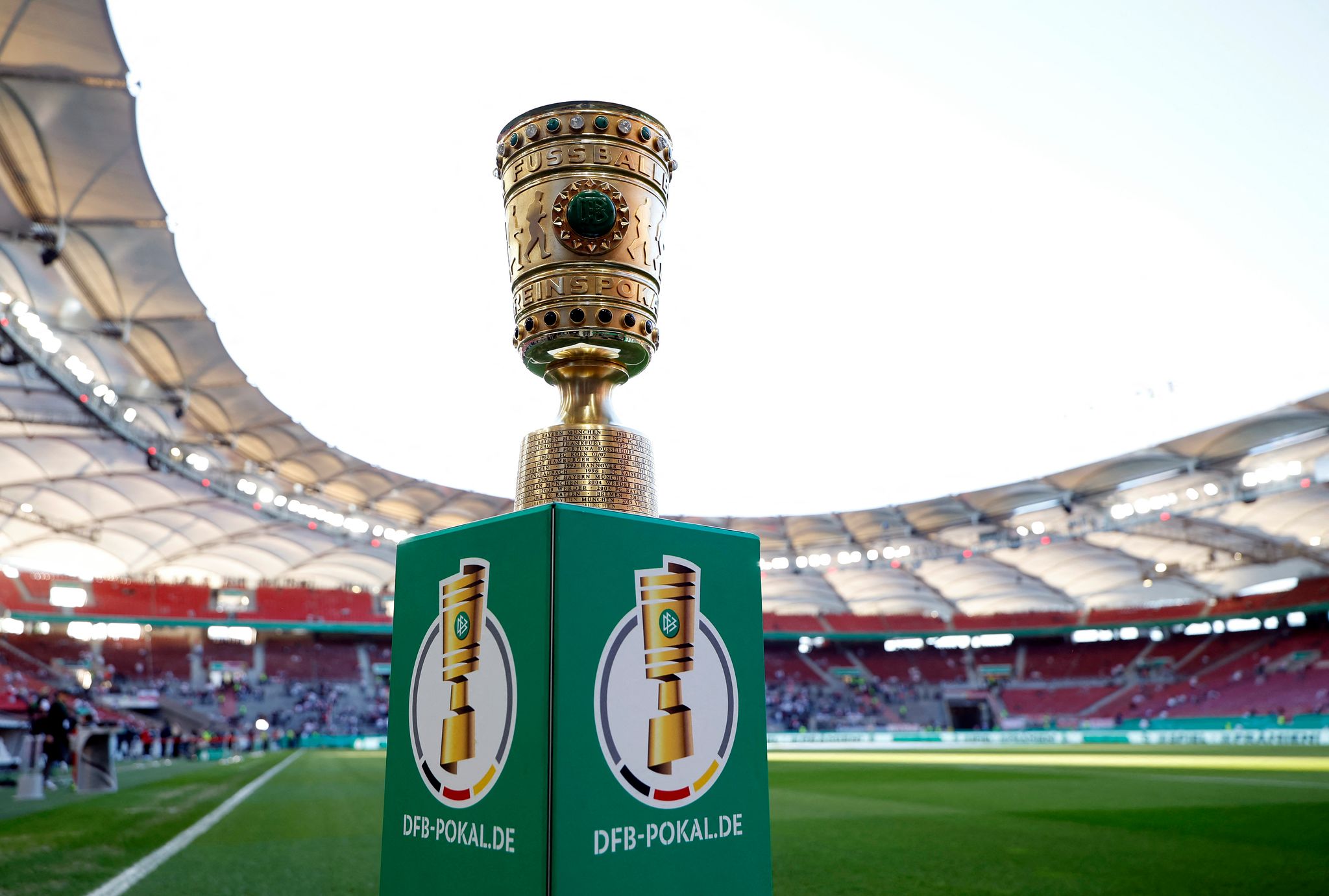 지난 4월 23일(현지시간) 독일 슈투트가르트 MHP아레나에서 열린 DFB 포칼 준결승 VfB 슈투트가르트와 SC 프라이부르크의 경기를 앞두고 경기장에 DFB 포칼 트로피가 전시돼 있다. 로이터=연합뉴스