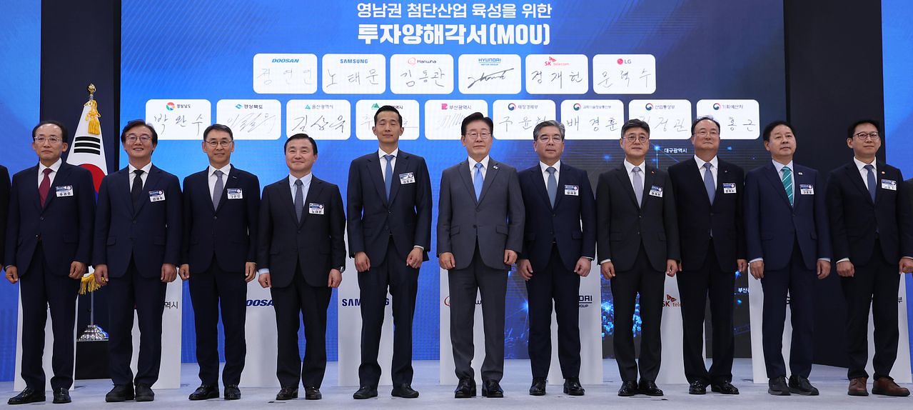 이재명 대통령이 3일 경남 진주시에서 열린 영남권 첨단산업 발전비전 국민보고회에서 투자협약식이 끝난 뒤 참석자들과 기념촬영을 하고 있다. 왼쪽부터 추경호 대구시장, 전재수 부산시장, 정연인 두산에너빌리티 부회장, 노태문 삼성전자 대표이사 사장, 김동관 한화그룹 부회장, 이재명 대통령, 장재훈 현대차그룹 부회장, 정재헌 SK텔레콤 대표이사 사장, 문혁수 LG이노텍 사장, 구윤철 부총리 겸 재정경제부 장관, 배경훈 부총리 겸 과기정통부 장관. 청와대통신사진기자단