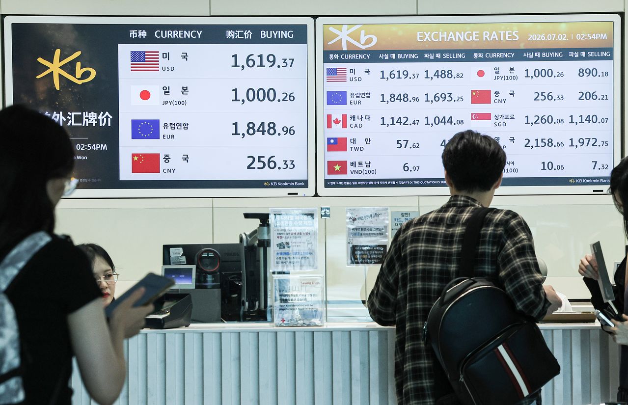 2일 오후 인천공항 제2여객터미널 출국장 내 은행 환전창구에 원/달러 환율이 표시돼 있다. 김경록 기자 