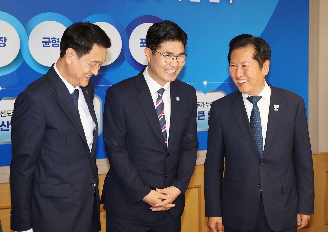 더불어민주당 정청래(오른쪽) 전 대표가 1일 전북특별자치도청에서 환담하고 있다. 왼쪽부터 김희수 전북도의장, 이원택 전북지사. 연합뉴스