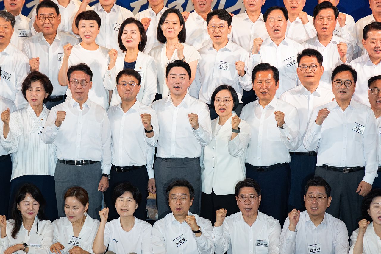 한병도 더불어민주당 당대표 직무대행 겸 원내대표와 한성숙 국무총리를 비롯한 참석자들이 3일 서울 용산구 서울드래곤시티에서 열린 22대 후반기 국회 대비 더불어민주당 국회의원 워크숍에서 기념 촬영을 하고 있다. 뉴스1