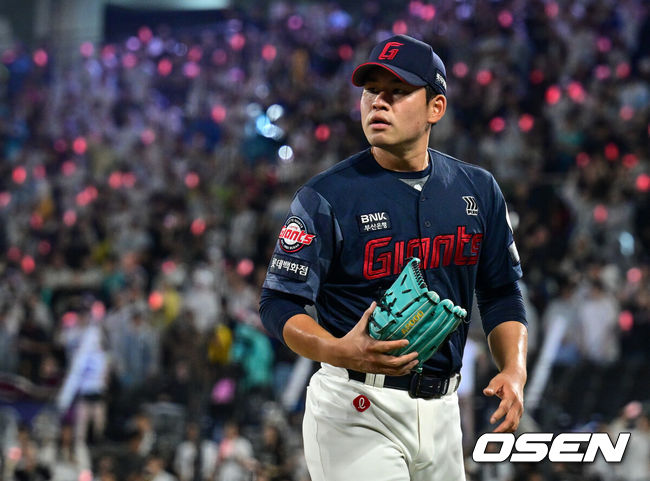 [OSEN=수원, 조은정 기자]3일 수원 KT위즈파크에서 ‘2026 신한 SOL Bank KBO리그’ KT 위즈와 롯데 자이언츠의 경기가 열렸다.홈팀 KT는 로건, 방문팀 롯데는 김진욱을 선발로 내세웠다.7회말 1사 1루에서 롯데 김진욱이 교체되고 있다. 2026.07.03 /cej@osen.co.kr