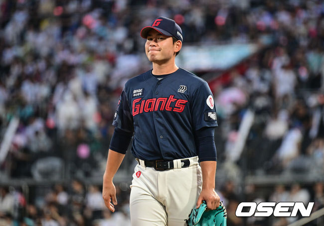 [OSEN=수원, 조은정 기자]3일 수원 KT위즈파크에서 ‘2026 신한 SOL Bank KBO리그’ KT 위즈와 롯데 자이언츠의 경기가 열렸다.홈팀 KT는 로건, 방문팀 롯데는 김진욱을 선발로 내세웠다.4화말 위기를 넘긴 롯데 김진욱이 더그아웃으로 향하고 있다. 2026.07.03 /cej@osen.co.kr