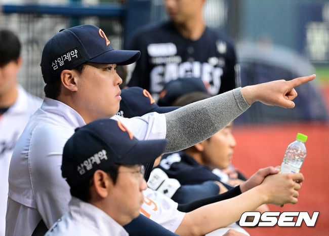 [OSEN=잠실, 지형준 기자] 3일 서울 잠실야구장에서 2026 신한 SOL KBO리그 LG 트윈스와 한화 이글스의 경기가 열렸다. 이날 LG는 웰스, 한화는 화이트를 선발투수로 내세웠다.1회말 한화 류현진이 경기를 지켜보고 있다. 2026.07.03 / jpnews@osen.co.kr