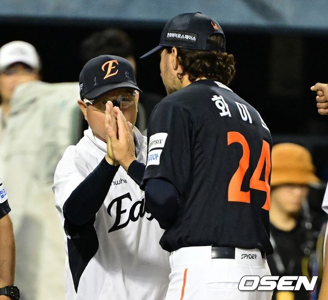 [OSEN=잠실, 지형준 기자]경기를 마치고 한화 김경문 감독과 화이트가 승리 하이파이브를 하고 있다. 2026.07.03 / jpnews@osen.co.kr