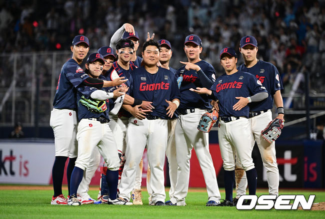 [OSEN=수원, 조은정 기자]프로야구 롯데 자이언츠가 김진욱의 호투와 한동희의 멀티홈런으로 완승을 기록했다.롯데는 3일 수원KT위즈파크에서 열린 '2026 신한 SOL KBO리그' 정규시즌 KT 위즈와의 맞대결에서 4-0으로 승리를 거뒀다. 이로써 롯데는 전날(2일) 두산전 3-8 완패의 충격을 딛고 다시 승리를 수확했다. 시즌 35승 43패 2무를 마크했다. KT는 2연패로 44승 34패 1무를 기록했다. 3위 자리를 지켰지만 최근 침체된 분위기를 극복하지는 못하고 있다.롯데가 승리를 기뻐하고 있다. 2026.07.03 /cej@osen.co.kr