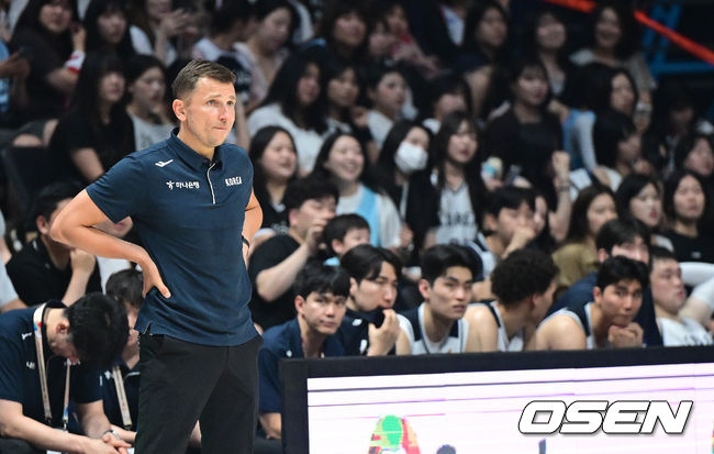 [OSEN=고양, 최규한 기자] 3일 오후 경기도 고양 소노 아레나에서 ’2027 FIBA 카타르 농구월드컵’ 아시아 예선 1라운드 5차전 대한민국과 대만의 경기가 열렸다.한국은 이날 연장 승부 끝에 80-82로 대만에 경기를 내줬다.연장전, 한국 니콜라스 마줄스 감독이 생각에 잠겨있다. 2026.07.03 / dreamer@osen.co.kr