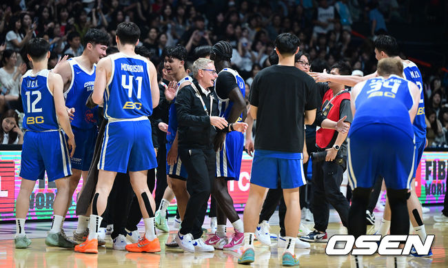 [OSEN=고양, 최규한 기자] 3일 오후 경기도 고양 소노 아레나에서 ’2027 FIBA 카타르 농구월드컵’ 아시아 예선 1라운드 5차전 대한민국과 대만의 경기가 열렸다.한국은 이날 연장 승부 끝에 80-82로 대만에 경기를 내줬다.경기를 마치고 대만 선수들과 코칭스태프가 승리를 기뻐하고 있다. 2026.07.03 / dreamer@osen.co.kr