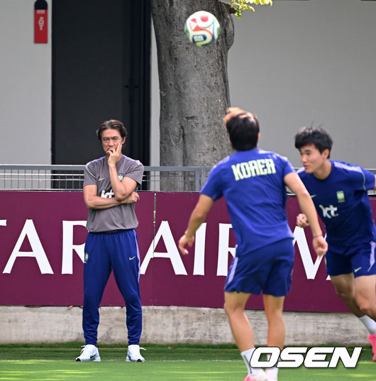 [OSEN=사포판(멕시코), 이대선 기자] 홍명보 감독이 이끄는 대한민국 축구국가대표팀이 26일(한국시각) 멕시코 과달라하라 인근 사포판의 치바스 베르데 바예에서 훈련을 진행했다.대한민국은 1승 2패(승점 3)로 조 3위에 머물렀다. 자력으로 32강에 오를 기회를 놓쳤고, 이제는 다른 조 경기 결과를 기다려야 하는 처지가 됐다.대한민국 홍명보 감독이 훈련 중인 선수들을 바라보고 있다. 2026.06.26 /sunday@osen.co.kr