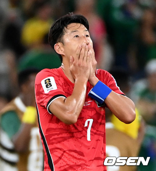 [OSEN=몬테레이(멕시코), 이대선 기자] 홍명보 감독이 이끄는 대한민국 축구대표팀은 25일(이하 한국시간) 오전 10시 멕시코 몬테레이 스타디움에서 개최된 2026 국제축구연맹(FIFA) 북중미 월드컵 조별리그 A조 최종전에서 남아프리카공화국에게 0-1 충격패를 당했다.1승2패가 된 한국은 A조 3위로 밀리며 32강 자력진출에 실패했다. 한국은 나머지 조들의 상황을 따져보고 32강에 진출할 가능성은 남아있다.경기 종료 후 대한민국 손흥민이 패배에 아쉬워하고 있다. 2026.06.25 /sunday@osen.co.kr