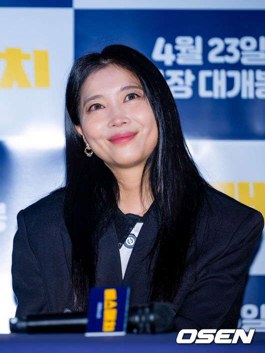 [OSEN=민경훈 기자] 9일 오후 롯데시네마 건대입구점에서 영화 영화 '미스매치' 언론배급시사회 및 기자간담회가 열렸다.'미스매치'는 갑작스러운 사고를 겪은 대한민국의 평범한 가장 봉수(오대환 분)가 기억의 오작동으로 아내 딸 아버지 동생 절친 직장 동료까지 모든 관계를 잘못 기억하게 되면서 벌어지는 대환장 막장 코믹 가족극이다.배우 오윤아가 기자간담회에서 미소 짓고 있다. 2026.04.09 /rumi@osen.co.kr