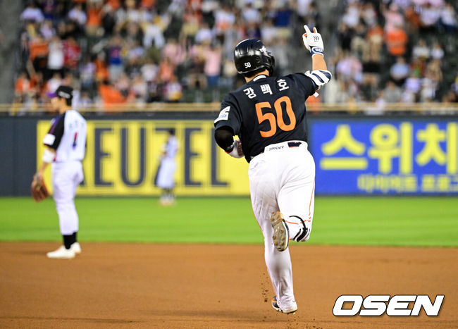 [OSEN=잠실, 지형준 기자] 3일 서울 잠실야구장에서 2026 신한 SOL KBO리그 LG 트윈스와 한화 이글스의 경기가 열렸다.이날 LG는 웰스, 한화는 화이트를 선발투수로 내세웠다.6회초 1사에서 한화 강백호가 선제 좌월 솔로포를 날리며 기뻐하고 있다. 2026.07.03 / jpnews@osen.co.kr
