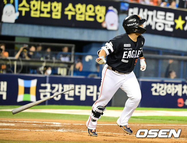 [OSEN=잠실, 지형준 기자] 3일 서울 잠실야구장에서 2026 신한 SOL KBO리그 LG 트윈스와 한화 이글스의 경기가 열렸다.이날 LG는 웰스, 한화는 화이트를 선발투수로 내세웠다.9회초 2사 3루에서 한화 강백호가 좌월 투런포를 날리고 있다. 2026.07.03 / jpnews@osen.co.kr