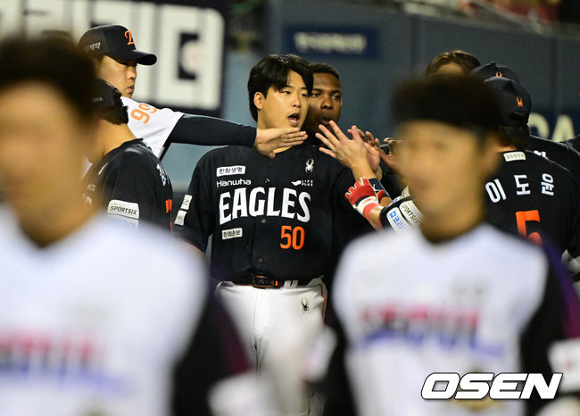 [OSEN=잠실, 지형준 기자] 한화가 3일 서울 잠실구장에서 열린 2026 KBO리그 LG와 경기에서 8-1로 승리했다.강백호가 솔로 홈런과 투런 홈런을 터뜨리며 4타점을 쓸어담았다. 노시환은쐐기 투런 홈런을 터뜨렸다.선발 화이트는 111구를 던지며 7이닝 4피안타 1볼넷 5탈삼진 무실점으로 승리 투수가 됐다. 경기를 마치고 강백호가 승리 하이파이브를 하고 있다. 2026.07.03 / jpnews@osen.co.kr