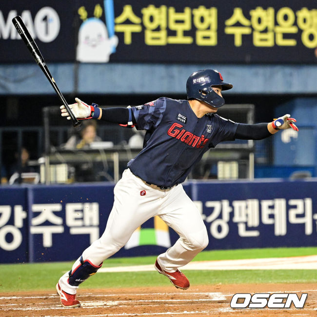 [OSEN=잠실, 지형준 기자] 2일 서울 잠실야구장에서 2026 신한 SOL KBO리그 두산 베어스와 롯데 자이언츠의 경기가 열렸다.이날 두산은 곽빈, 롯데는 나균안을 선발로 내세웠다.3회초 1사에서 롯데 박찬형이 우전 안타를 날리고 있다. 2026.07.02 / jpnews@osen.co.kr