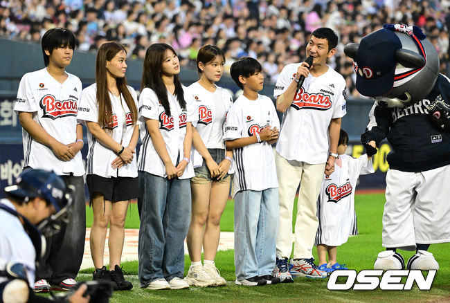 [OSEN=잠실, 지형준 기자] 두산 베어스가 2일 서울 잠실구장에서 열린 2026 신한 SOL KBO리그 롯데 자이언츠와의 시즌 12차전에서 8-3으로 승리했다.두산은 전날 연장 패배를 설욕하며 주중 3연전을 위닝시리즈로 마무리했다. 개그맨 정성호가 가족들과 시구 행사를 하고 있다. 2026.07.02 / jpnews@osen.co.kr