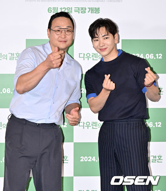 [OSEN=조은정 기자]영화 '다우렌의 결혼(감독 임찬익)’ 언론배급시사 및 기자간담회가 28일 오후 서울 용산구 CGV용산아이파크몰에서 열렸다.‘다우렌의 결혼’은 자신만의 색이 두드러지는 연기 스펙트럼의 충무로 대표 카멜레온 배우 이주승이 다큐멘터리를 찍으며 입봉을 꿈꾸는 조연출 ‘승주’ 역을 맡아 스크린에 컴백한다.배우 구성환(왼쪽부터), 이주승이 포즈를 취하고 있다. 2024.05.28 /cej@osen.co.kr