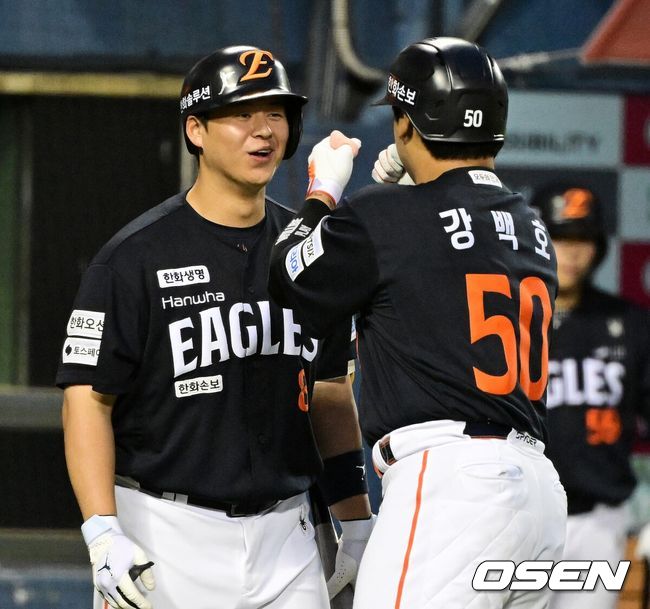 [OSEN=잠실, 지형준 기자]6회초 1사에서 한화 강백호가 선제 좌월 솔로포를 날리며 노시환과 기뻐하고 있다. 2026.07.03 / jpnews@osen.co.kr