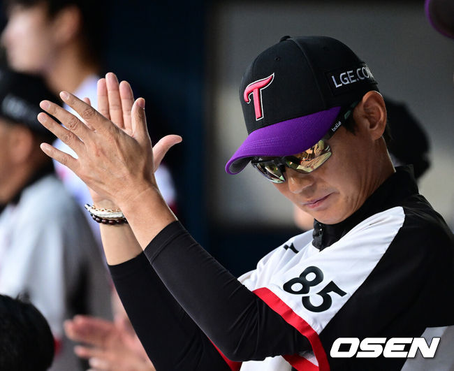 [OSEN=잠실, 지형준 기자] 3일 서울 잠실야구장에서 2026 신한 SOL KBO리그 LG 트윈스와 한화 이글스의 경기가 열렸다.이날 LG는 웰스, 한화는 화이트를 선발투수로 내세웠다.1회말 LG 염경엽 감독이 선수들을 격려하고 있다. 2026.07.03 / jpnews@osen.co.kr