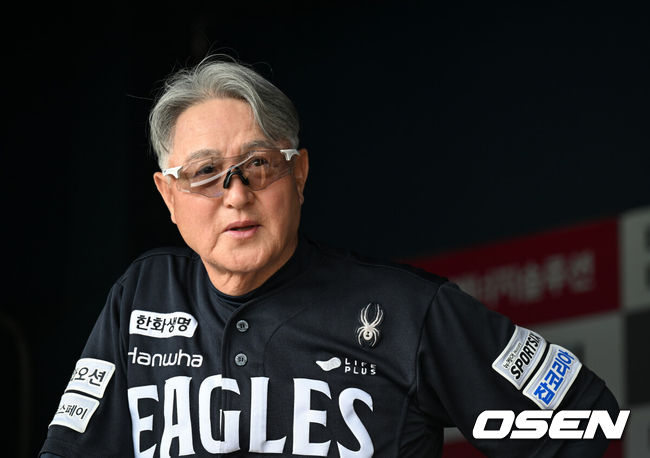 [OSEN=잠실, 조은정 기자] 4일 서울 잠실야구장에서 2026 신한 SOL KBO리그 LG 트윈스와 한화 이글스의 경기가 열렸다.이날 LG는 장현식, 한화는 에르난데스를 선발투수로 내세웠다.한화 김경문 감독이 선수단 훈련을 지켜보고 있다. 2026.07.04 /cej@osen.co.kr