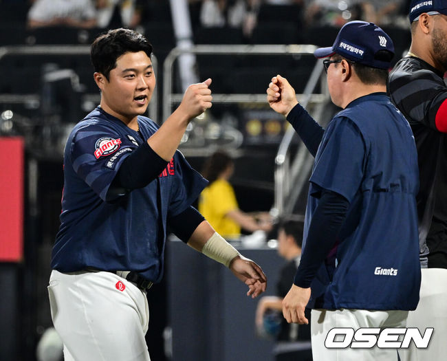 [OSEN=수원, 조은정 기자]프로야구 롯데 자이언츠가 김진욱의 호투와 한동희의 멀티홈런으로 완승을 기록했다.롯데는 3일 수원KT위즈파크에서 열린 '2026 신한 SOL KBO리그' 정규시즌 KT 위즈와의 맞대결에서 4-0으로 승리를 거뒀다. 이로써 롯데는 전날(2일) 두산전 3-8 완패의 충격을 딛고 다시 승리를 수확했다. 시즌 35승 43패 2무를 마크했다. KT는 2연패로 44승 34패 1무를 기록했다. 3위 자리를 지켰지만 최근 침체된 분위기를 극복하지는 못하고 있다.롯데 김태형 감독이 한동희와 승리를 기뻐하고 있다. 2026.07.03 /cej@osen.co.kr