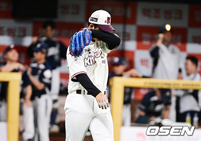 [OSEN=지형준 기자] 4일 오후 서울 고척스카이돔에서 2026 신한 SOL KBO리그 키움 히어로즈와 두산 베어스의 경기가 열렸다.이날 NC 다이노스에서 활약했던 홈런왕 출신의 외국인 타자 맷 데이비슨이 키움에 합류했다. 선발은 키움 박준현, 두산 최승용.3회초 2사 만루에서 키움 박준현이 두산 안재석에 선제 2타점 적시 2루타를 허용하며 아쉬워하고 있다. 2026.07.04 / jpnews@osen.co.kr